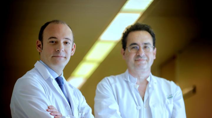  Aleix Prat (esquerra) i Manel Joan, a l'hospital Clínic de Barcelona (Àlex Garcia)