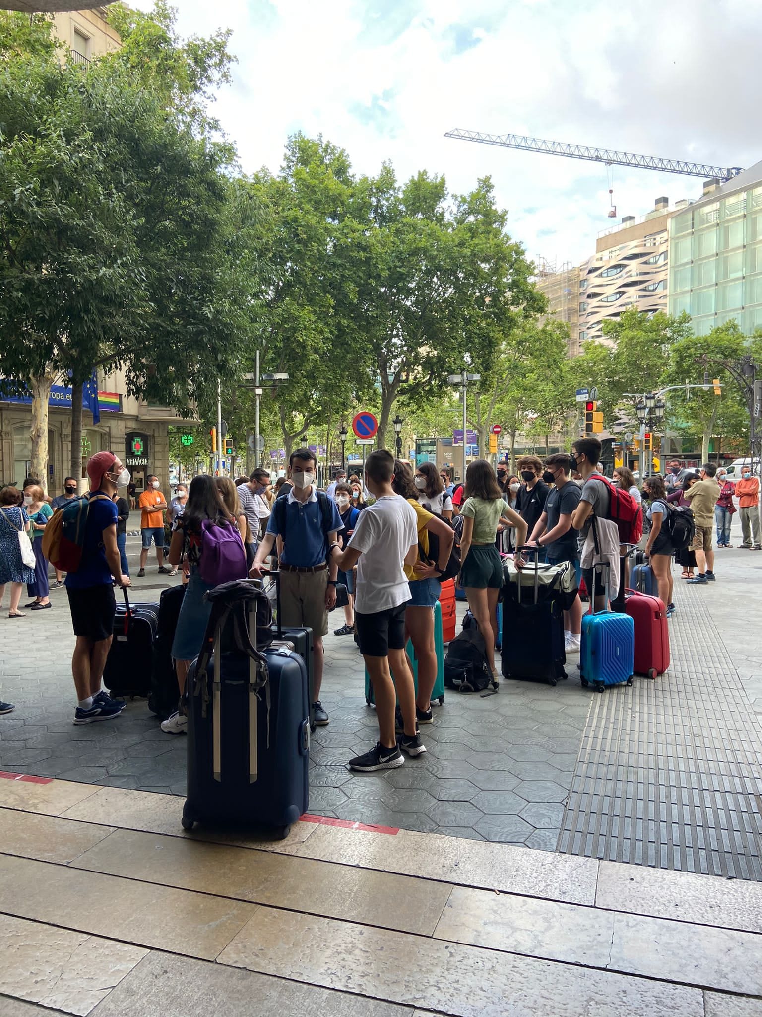 Participants del Joves i Ciència esperant l'autobús a l'edifici de la Pedrera, Barcelona.