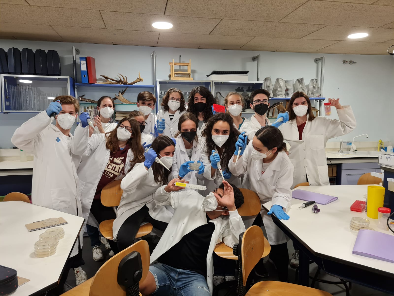 Participants Biomol liant-la al laboratori amb els seus investigadors