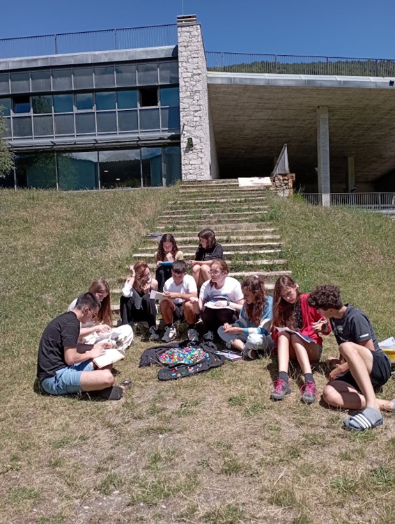 Grup de física de partícules durant una de les seves activitats a l'exterior de MónNatura Pirineus