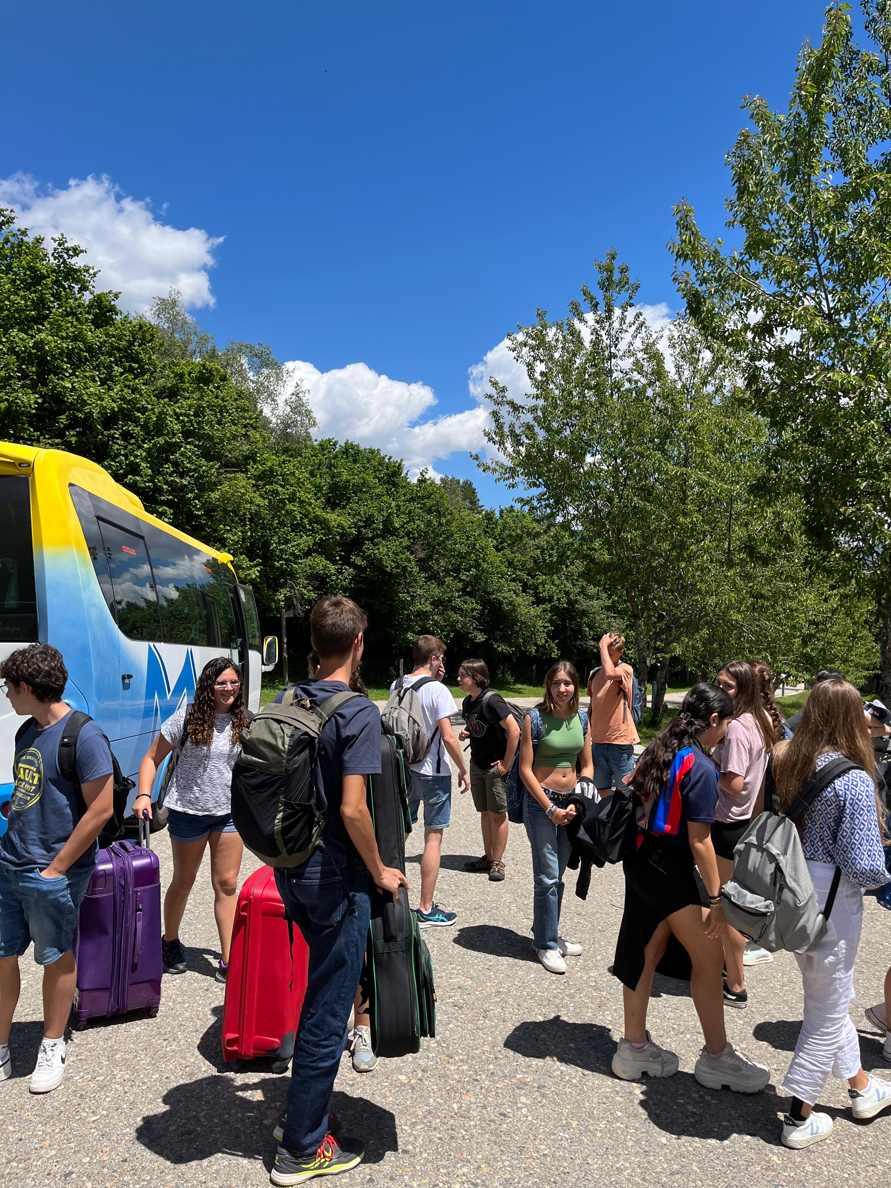 arribada dels i les participants a MónNatura Pirineus