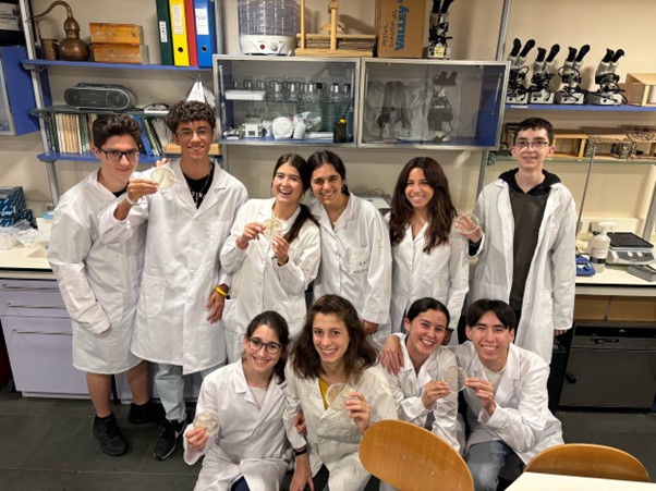 Participants de Biologia Molecular mostrant els resultats dels seus experiments