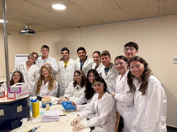 equip de Biologia Molecular al laboratori de MónNatura Pirineus