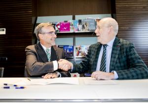 Germán Ramón-Cortés and Màrius Carol at the signing of the agreement 