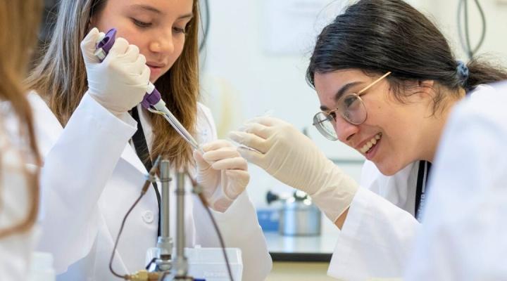 dues noies treballant al laboratori amb micropipetes