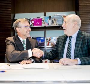 Germán Ramón-Cortés and Màrius Carol at the signing of the agreement 